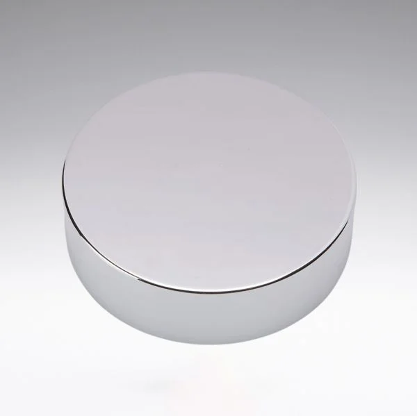 Tappo a vite argento con inserto in schiuma PE e disco di copertura bianco per vasetti di vetro da 50 ml