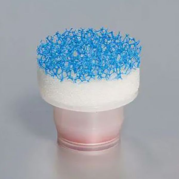 Schwamm­­aufträger mit Loch und blauem Kunststoffnetz